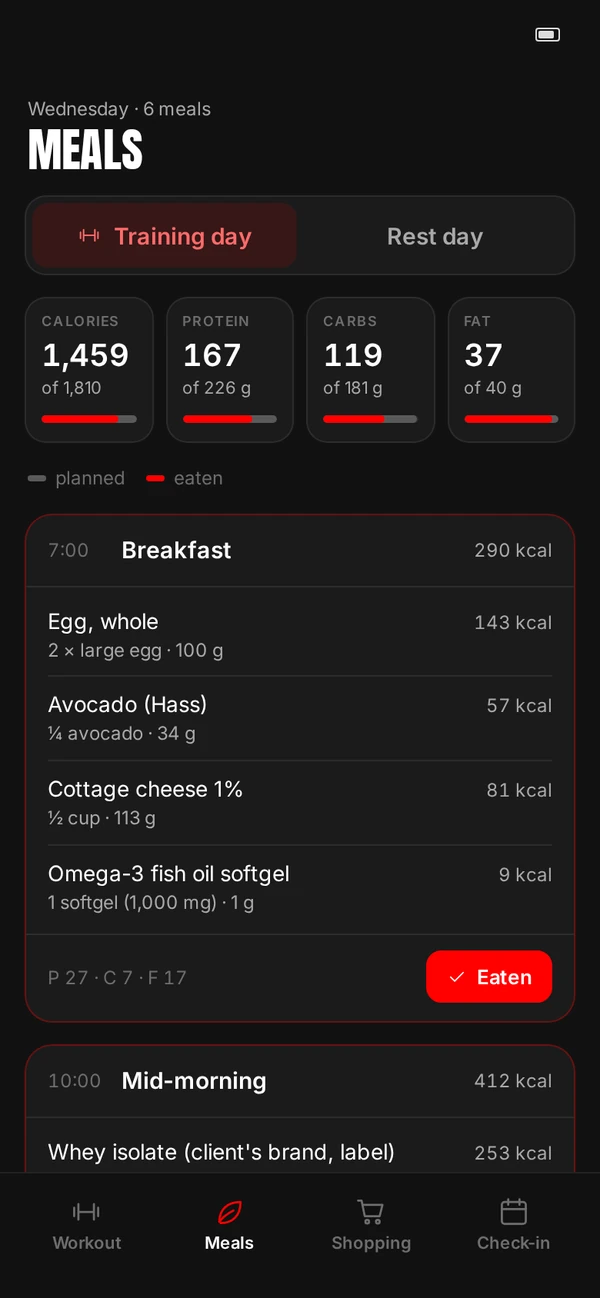 Roudfit coaching app on a phone: a sample client’s meals for a training day, with calories, protein, carbs and fat eaten against the day’s targets, and breakfast foods with portions and calories
